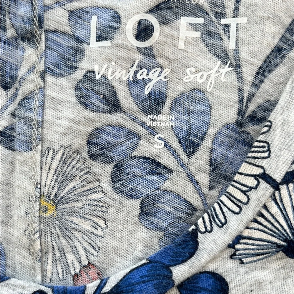 LOFT Blue and Red Floral Short Sleeve Top - Picture 2 of 3